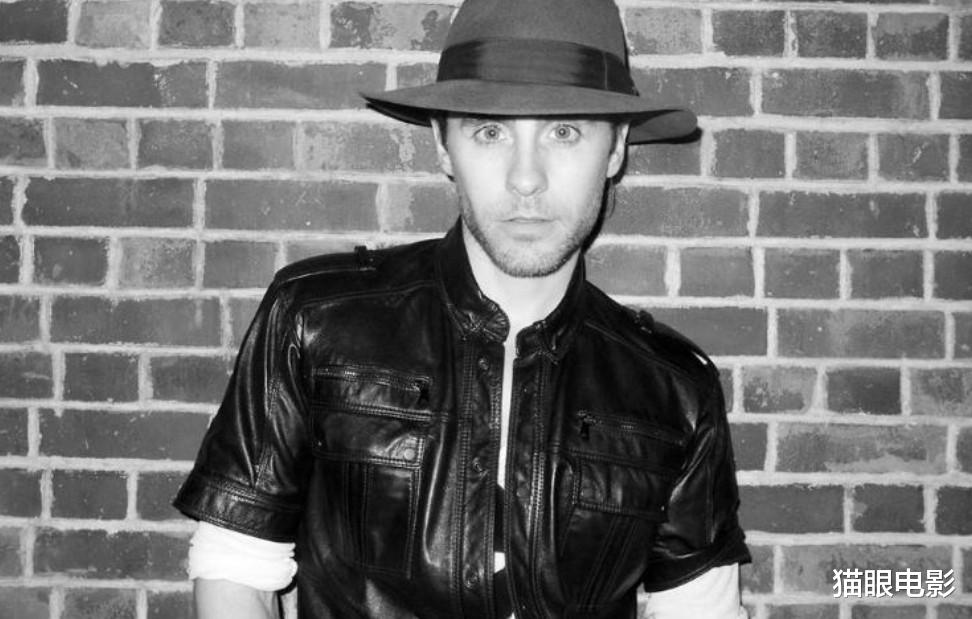 杰瑞德·莱托|莱托少爷用香蕉逗安妮海瑟薇，女神笑得比花还甜，看不出生过俩娃