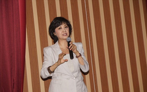 职业装|女儿国国王朱琳老了也不丑，一身职场搭配更显出气质感，还挺美的