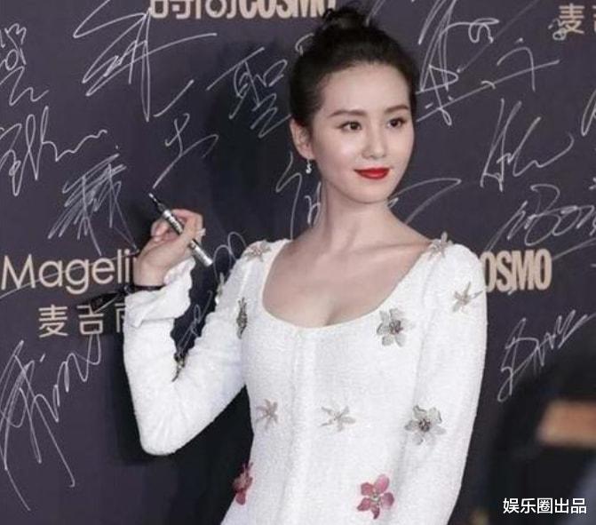 景甜|刘诗诗“装嫩”真撩人，穿U领长裙扎丸子头，状态不输00后