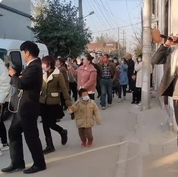 朱之文|朱小伟离婚后现身，村民提东西上门提亲，大衣哥回应暂不考虑婚姻