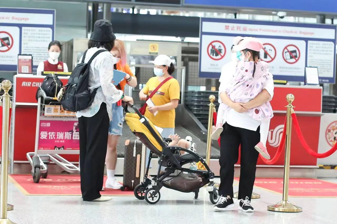 朱丹|朱丹带俩娃走机场好邋遢！素颜穿奶奶花衬衫老10岁，二胎妈不易呀