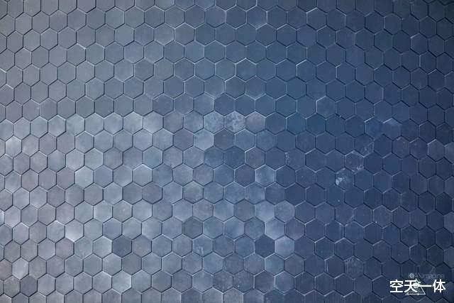 伊隆·马斯克 星舰黑化，不锈钢火箭身穿铠甲，打“发泡胶”贴隔热瓦，靠谱吗？