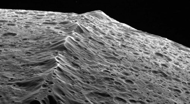 土星 若一个人以光速飞行10秒钟后再回到地球,他还能见到家人吗?