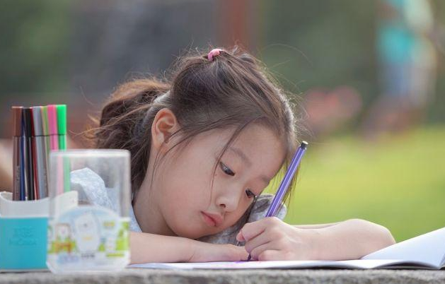 陈老实YOLO|从“晒娃朋友圈”中的心态变化，看为何很多孩子会越来越平凡