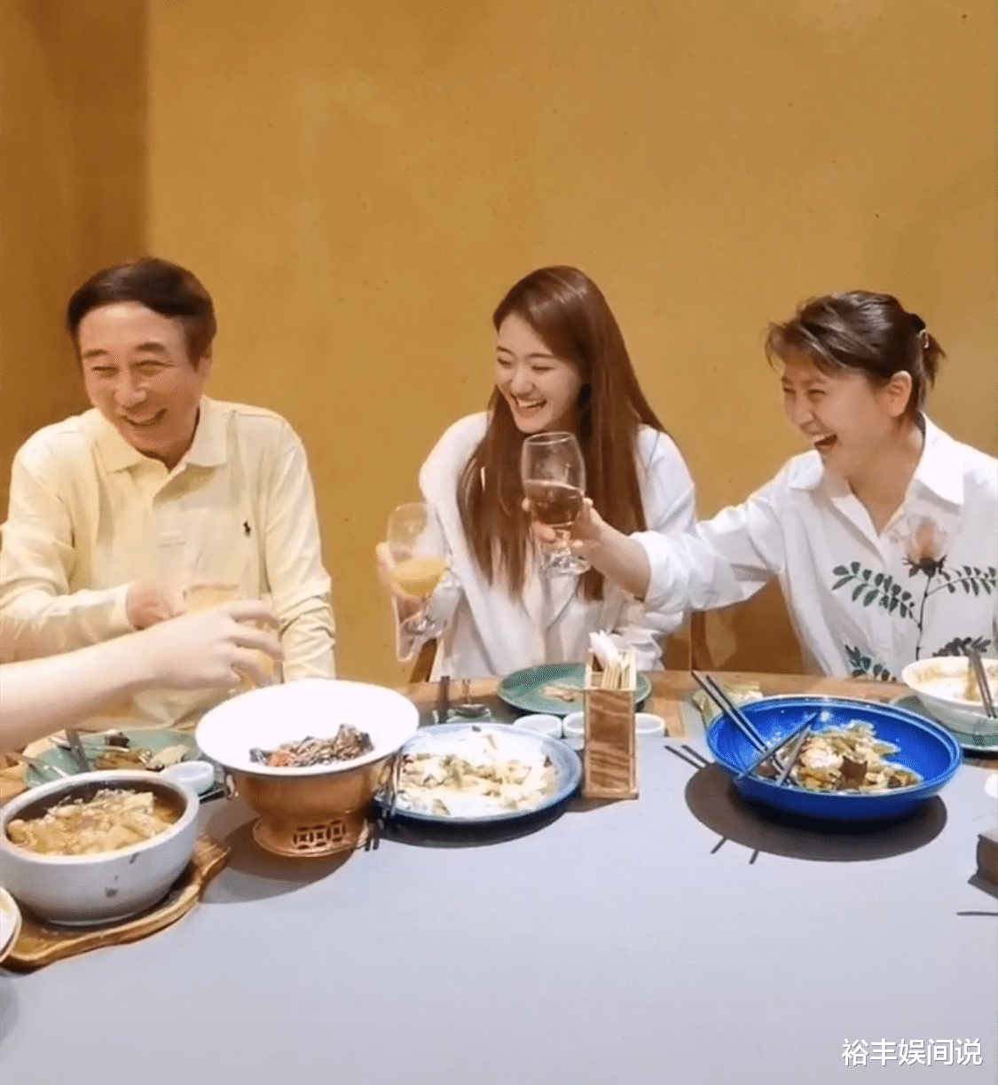 闫学晶|闫学晶儿子大婚！百位明星参与，龙虾、帝王蟹、茅台一应俱全