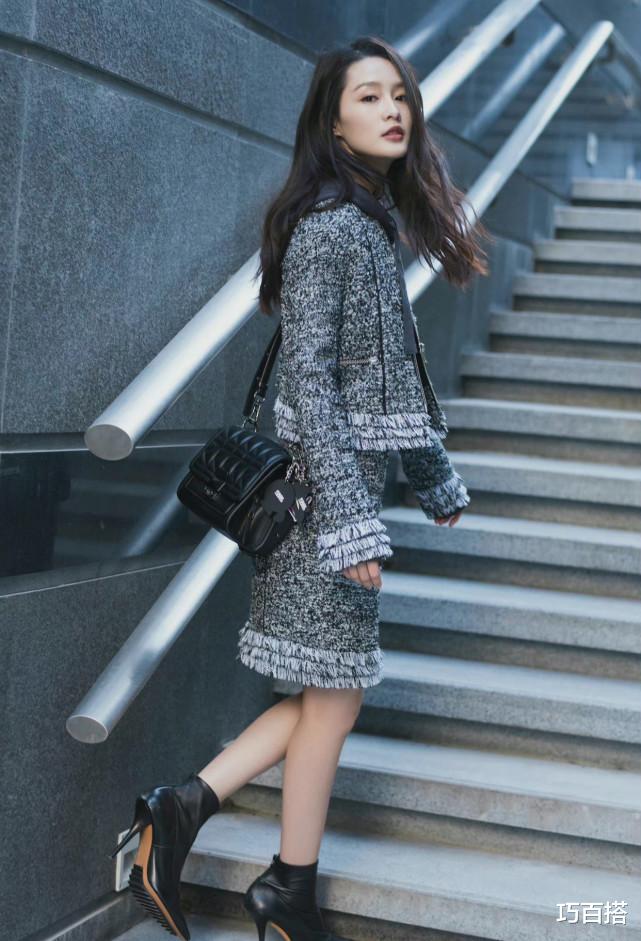 李沁|李沁“偷懒式”冬季穿搭很好学，装扮简约接地气，全靠围巾来拯救
