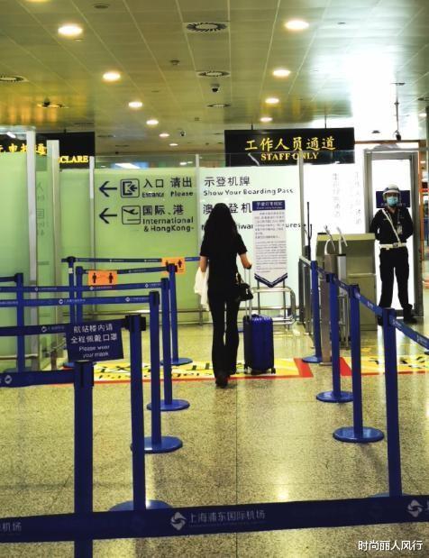 赵文卓|赵文卓全家亮相!女儿穿黑色身材太好,赵文卓硬汉身材魅力十足