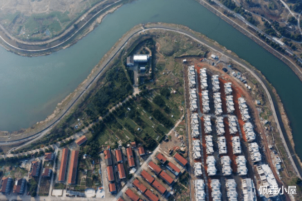 贝加尔湖 三亚后海村：辣妹跳舞吸睛，成万千男士福利，或称“第二个大理”