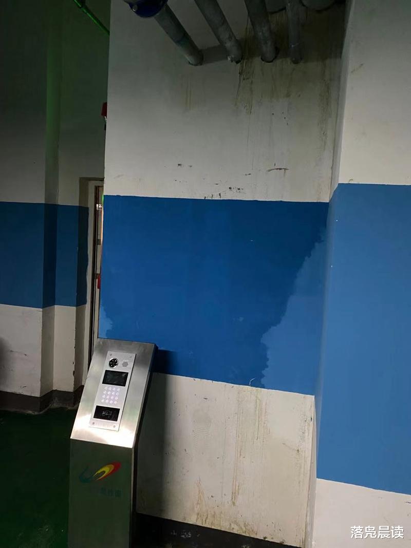 一个有心人 碧桂园郑州一社区居民楼被泡在水里 管理方：预计一周后解决