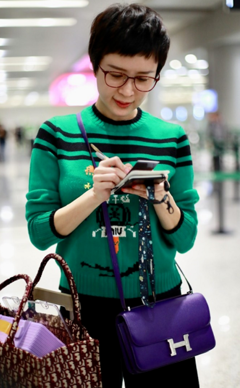 短发|金巧巧45岁还这么美，剪超短发俏皮又少女，身边的女儿撞脸杨洋