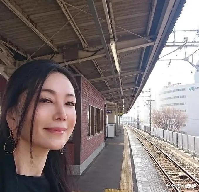 肠胃|54岁主妇坂村薰凭颜值状态登上热搜！雪白美肌离不开殿堂级的自律