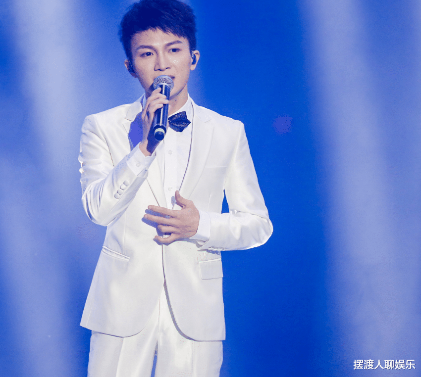 周深|登上12月的封面，周深斩获各大奖项，风一样的少年