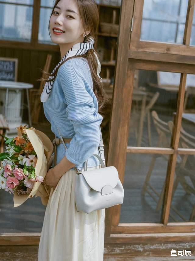 鱼司辰|秋冬怎么能少了毛衣呢！经典款浅蓝色毛衣搭配白色半身裙，太美了