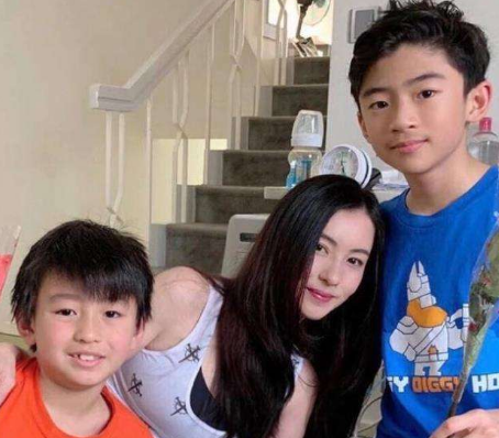 张柏芝|张柏芝为了赚奶粉出席杭州活动,低调谦虚气质不输超模