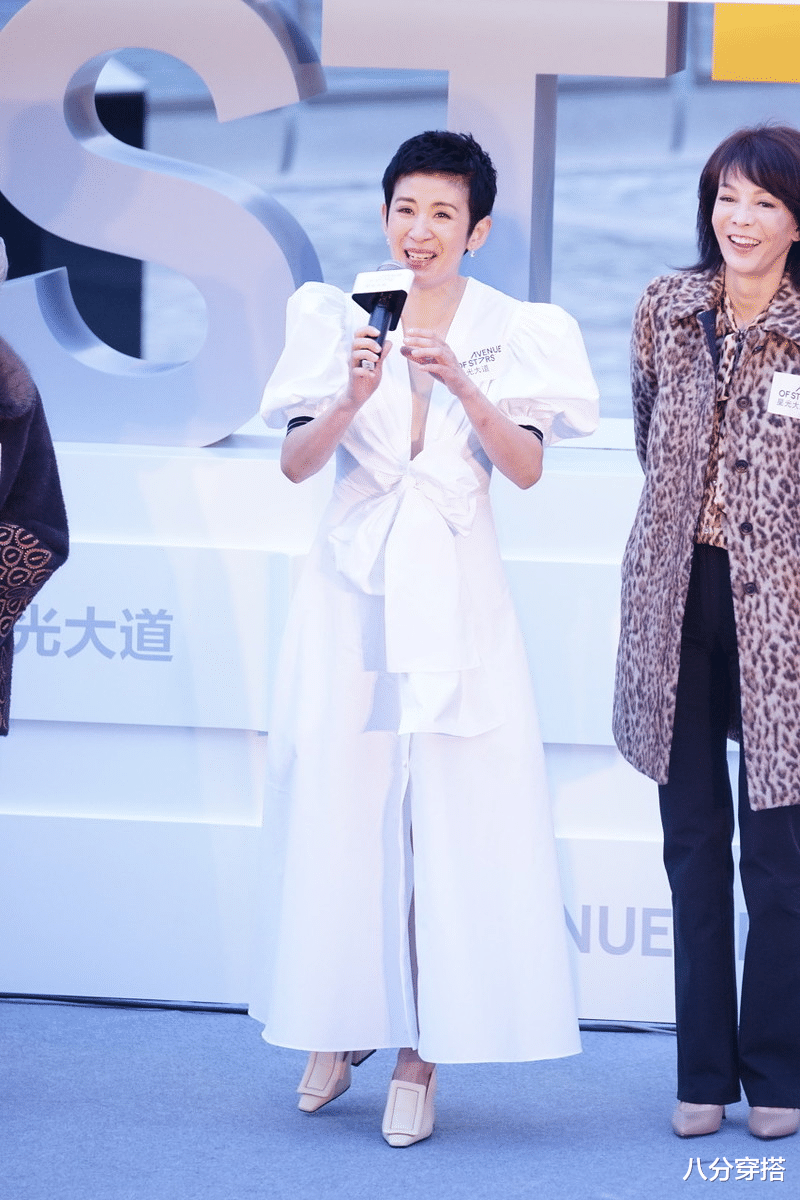 穿衣搭配 吴君如穿白裙逆袭成女神，配短发又飒又美，气质高级好抢眼