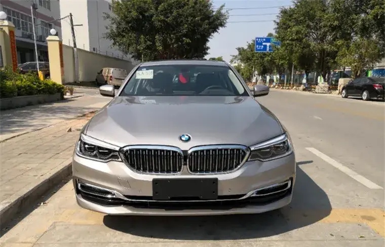 社会很简单 网友：恕我直言，在路上开慢车的人，都是脑子有问题的