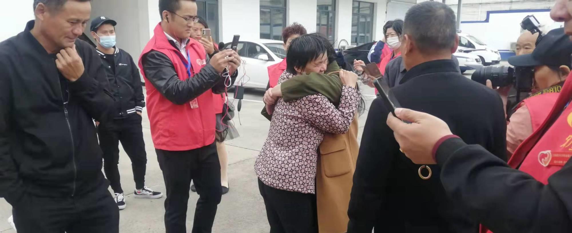 她与丈夫吵架离家却意外走失,小伙子坚持多年为她找到亲人回了家