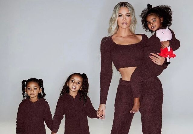 金·卡戴珊|金卡戴珊圣诞全家福好温馨！穿露腰装身材赞，孩子们颜值都很高啊