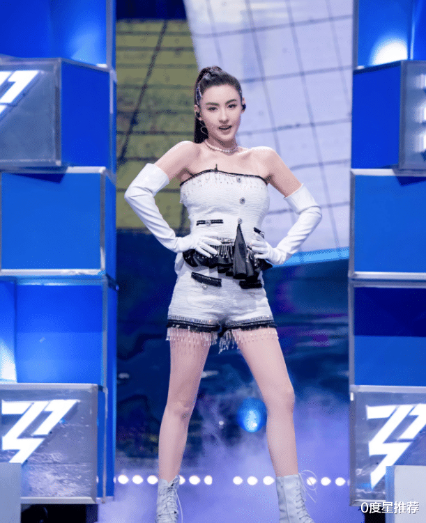 张柏芝|张柏芝当妈了还这么敢穿，大胆挑战“迷你衫”，40岁美到不敢认