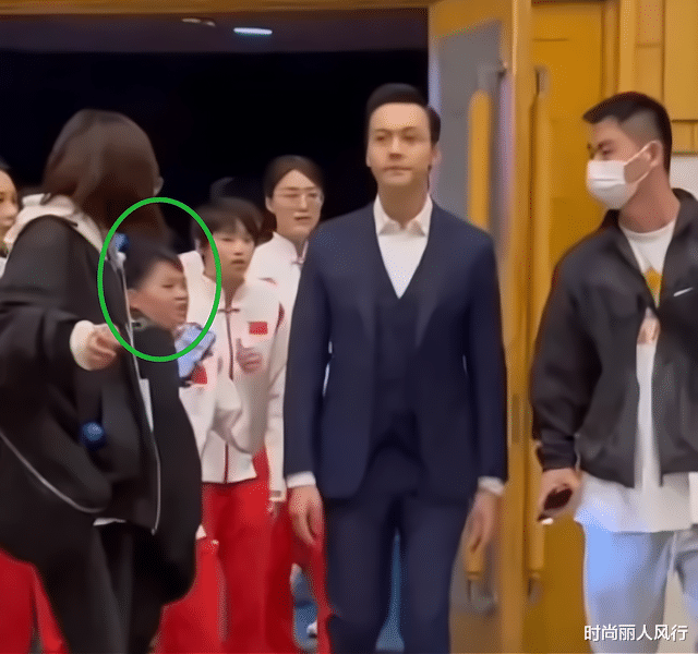 全红婵|14岁全红婵终于登上央视晚会！穿运动装站舞台C位亮相，胆子真大