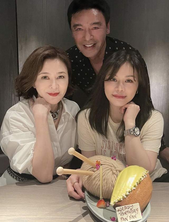 钟镇涛|68岁钟镇涛为50岁娇妻庆生！关之琳仍似女神，三人同框画面养眼
