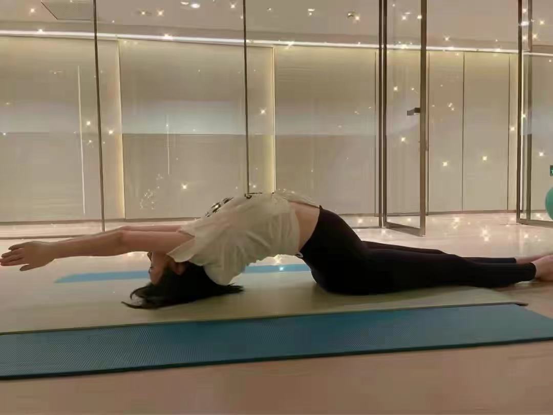 加菲猫说时尚|奚梦瑶太不让婆婆省心！挺9个月孕肚练高难度瑜伽，就差外空翻了