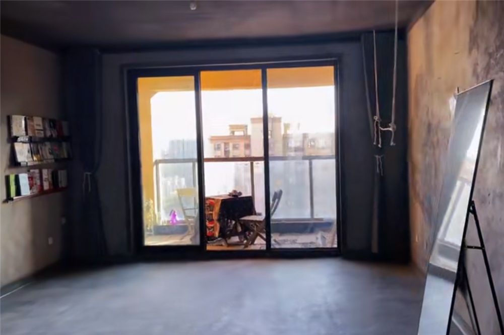 一位姑娘晒出独居的家，毛坯房不装修直接住，网友：也是服了