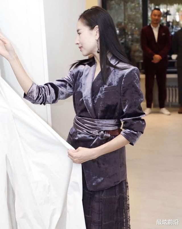 最炫前沿|董洁太会玩了！短裙下面套长裙，时尚效果竟然出奇的好