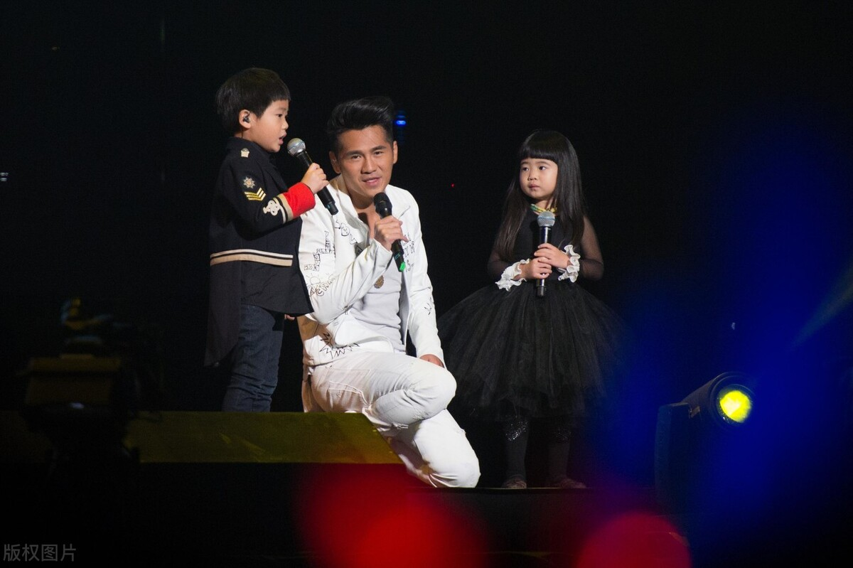 黄圣依|曹格妻子晒与女儿合照，穿露脐装打扮时尚，曾被质疑是婚姻第三者