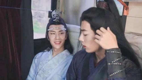 王一博|《陈情令》最初试装曝光，肖战绿衣红衬太乖巧，王一博黑装太惊艳