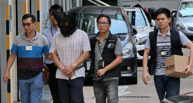 2015年,一位香港教授把2个瑜伽球放入车内,毒死了妻子和女儿
