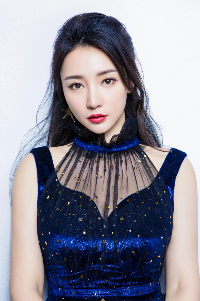 柳岩|40岁柳岩晒出最新剧照,和刘亦菲合影的她依然漂亮,新代言某大牌内衣性感照旧