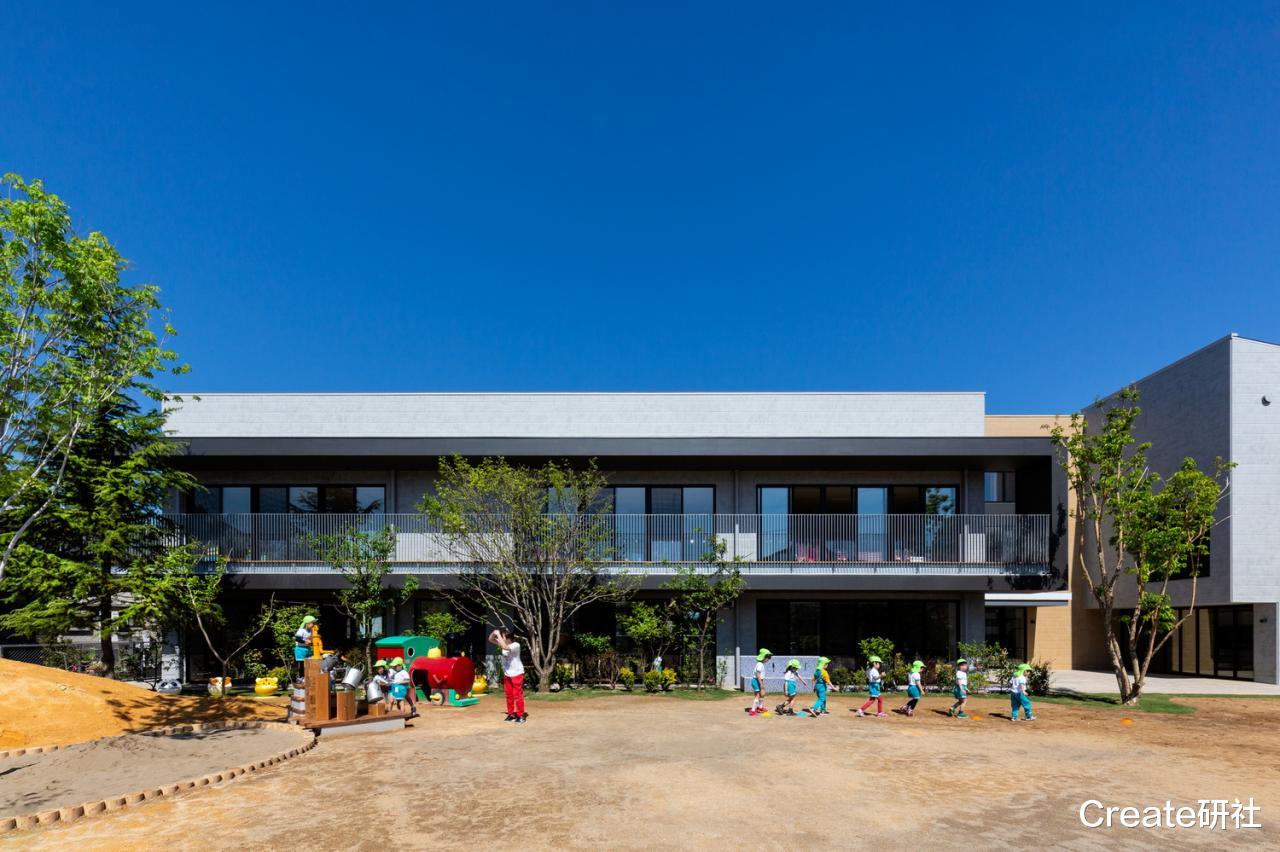 EZ 幼儿园,阶梯空间搭建趣味游戏场所 / 日比野设计 + Kids Design Labo