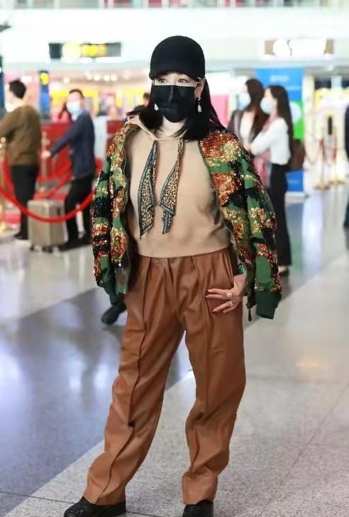 钟丽缇|钟丽缇真放得开，穿高开叉长裙与公婆一家同框，大长腿美得吸睛