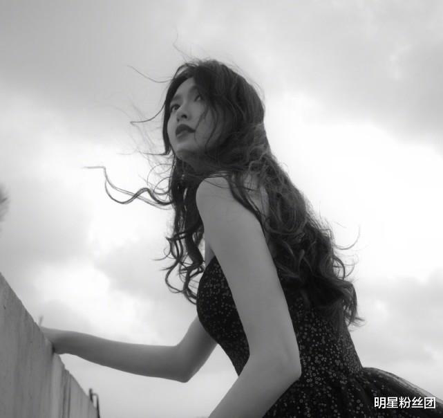 唐嫣|网友偶遇唐嫣接女儿,女儿首度曝光,走路可爱像妈妈