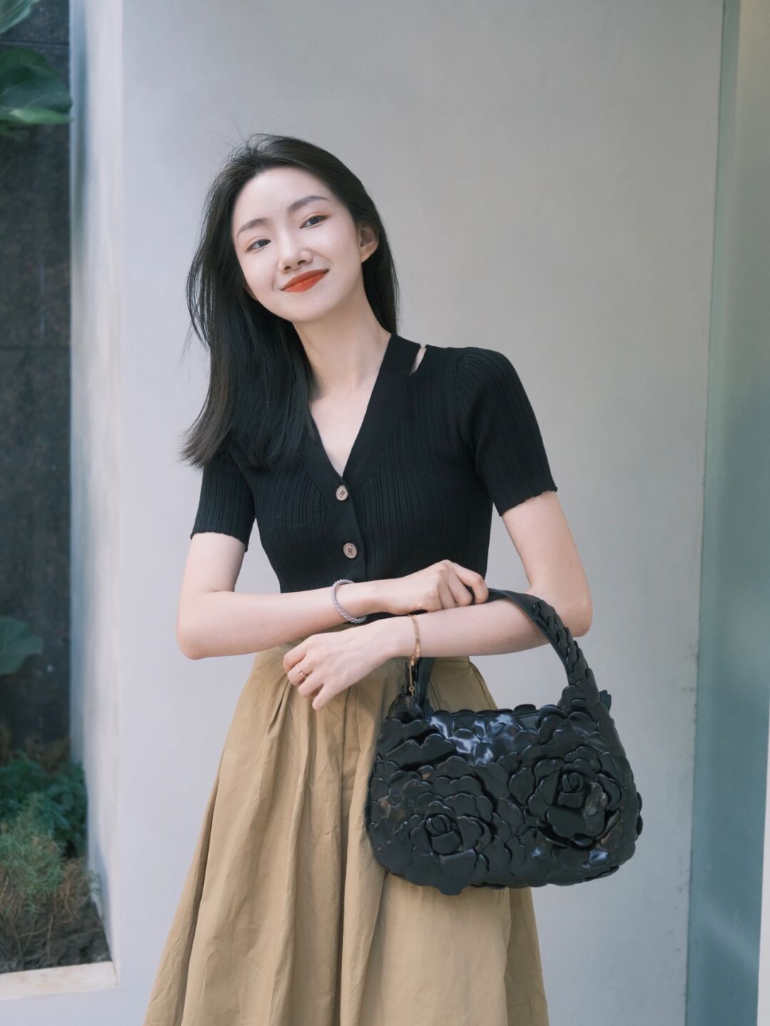 鱼司辰|夏季，如何穿出气质女神范，针织衫搭配半身裙简约高级，清爽干练