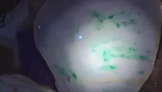交易|缅商送来一块200万的翡翠原石，一刀切出春带彩！货主为啥无动于衷？