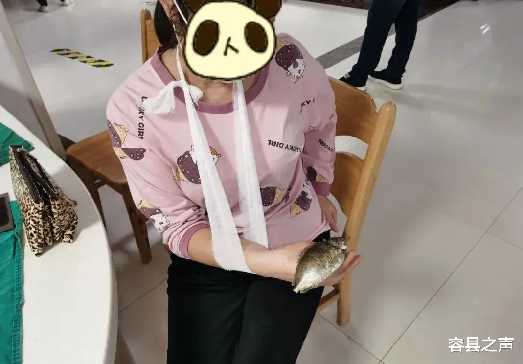 鱼鳍扎进手指!广西一女子被迫“举”鱼求医