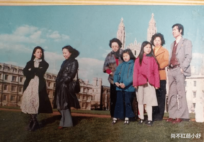 尚不红萌小舒 时尚就是一个圈,翁美玲的造型告诉我们“再过30年,也不如她潮”