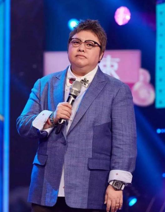 韩红|韩红自称年轻时是校花，本以为是开玩笑，看到18岁照片我相信了