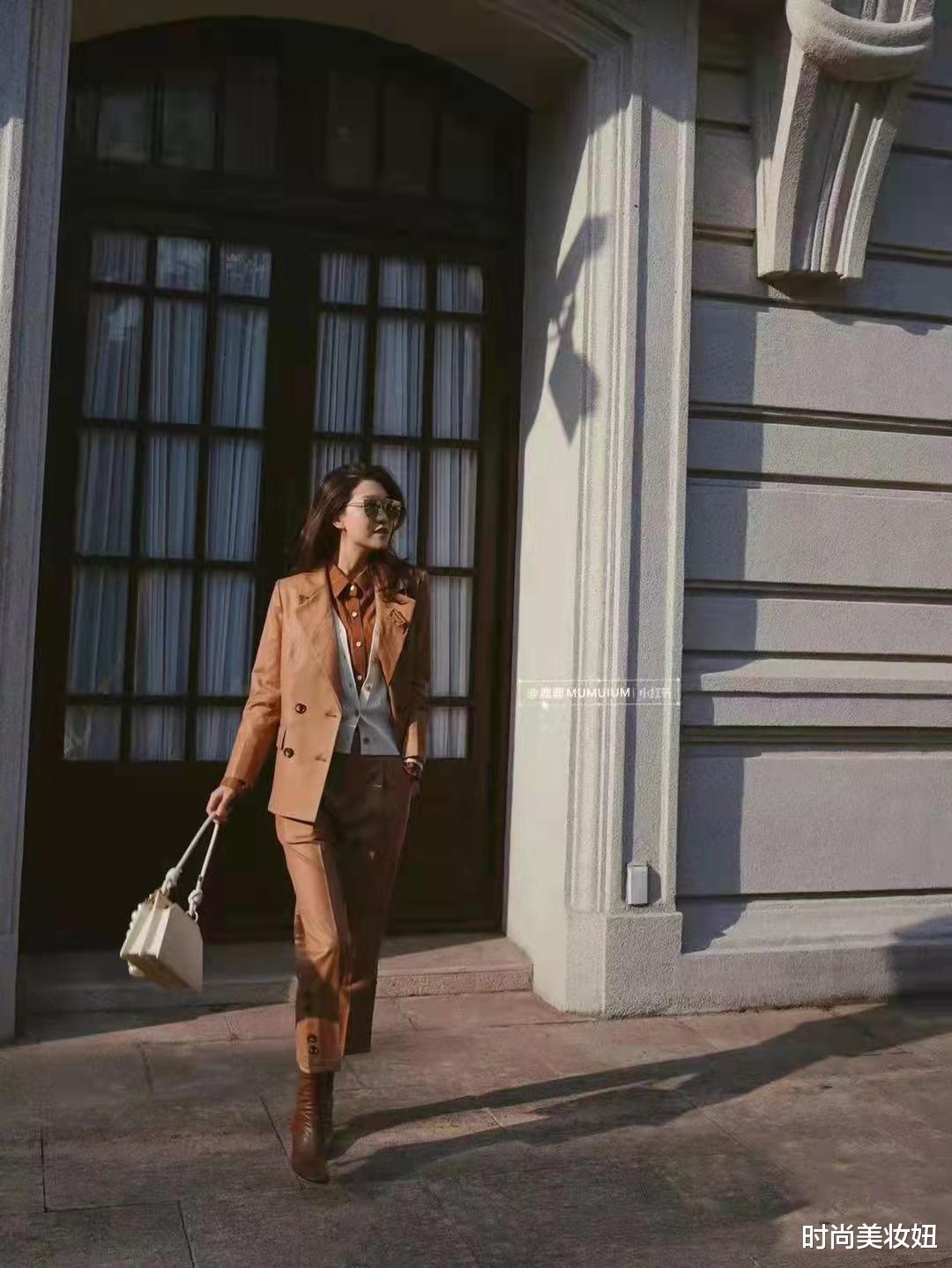 时尚美妆妞|年过50岁的女人，学万能穿搭公式基础色+中性色，高级时髦