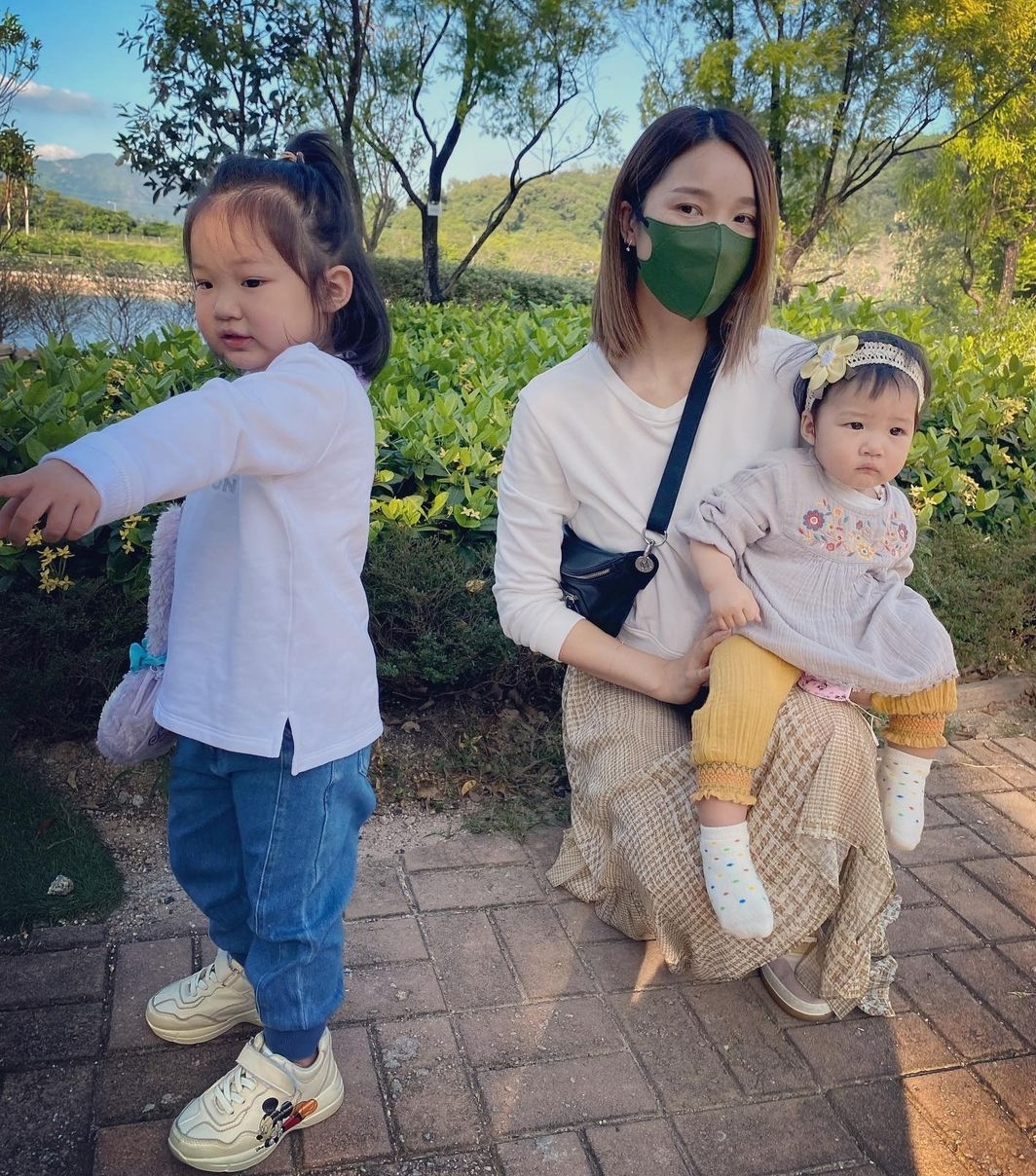 李亚男|李亚男带娃外出放风拍照，两个女儿却各玩各的，妈妈神情无奈