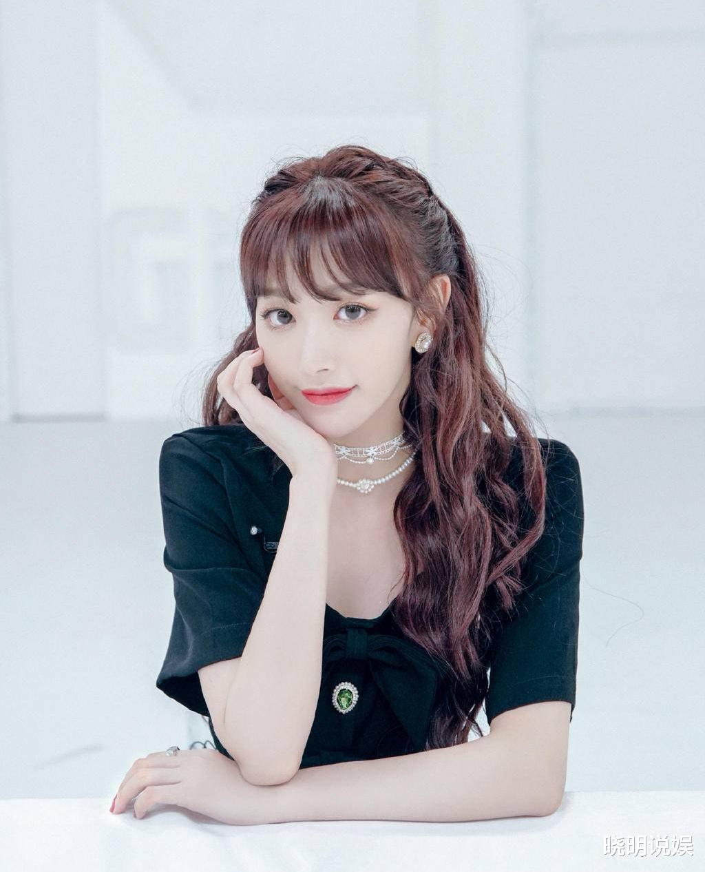 孔雪儿|孔雪儿皮肤雪白如脂妩媚迷人不可方物，傲人气质长腿让人惊呼太美了