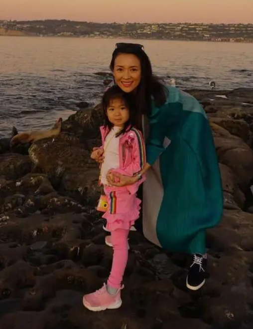 潮流新风|章子怡女儿越长越美,穿2400吊带裙精致似公主,脸像爸气质却像妈