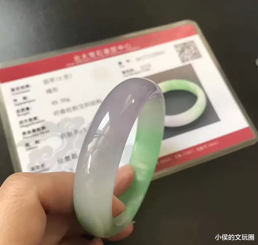 连体|老妈高价买的翡翠手镯越戴越绿了,快来帮我瞧瞧!