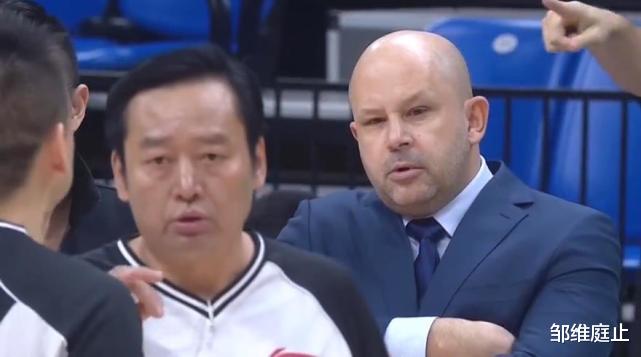 郭艾倫|京遼男籃賽后發(fā)布會(huì)！雷蒙不甘心拒絕點(diǎn)評(píng)，楊鳴低調(diào)，郭艾倫耍嘴皮！