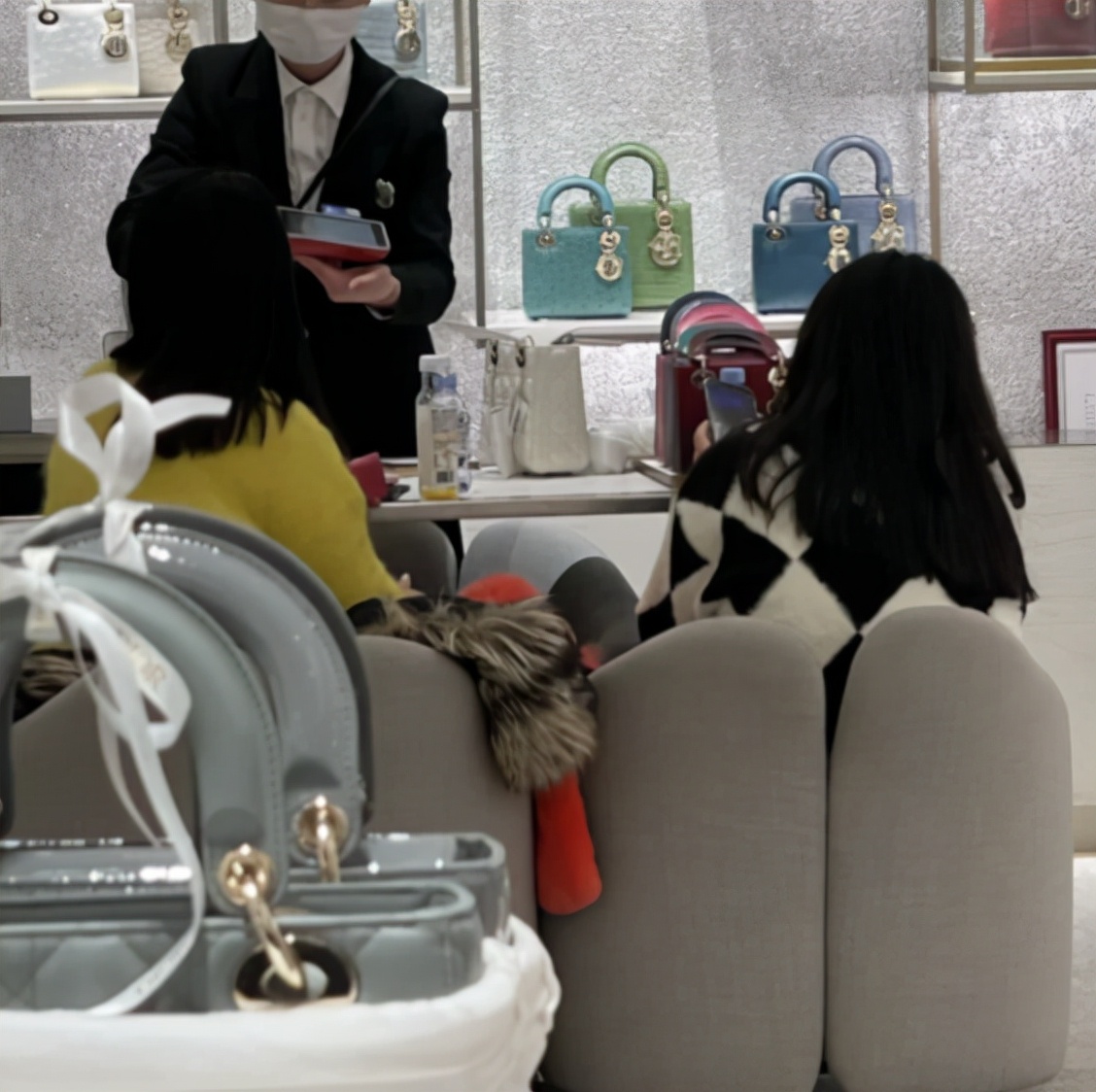 李湘|李湘携女儿逛奢侈品店，买2万7包包贺新年，王诗龄背影比妈妈壮实