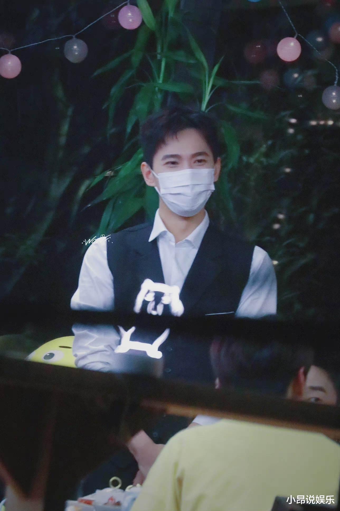 杨洋|杨洋录制节目被拍路透，化身服务员乖巧上菜，惹得全网梦回于途