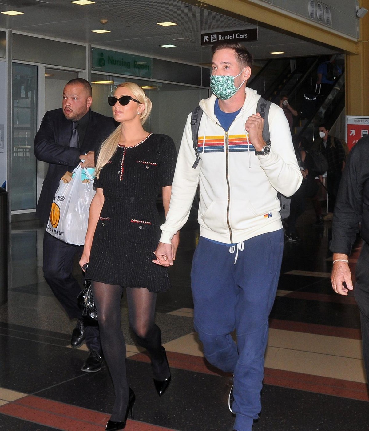 全球时尚风行 希尔顿大小姐穿得美!小黑裙搭丝袜好性感,与第4任未婚夫撒狗粮