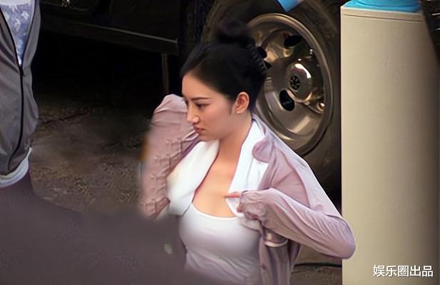 景甜|景甜片场工作照火了，衣着朴素引起热议，网友：以为是群演